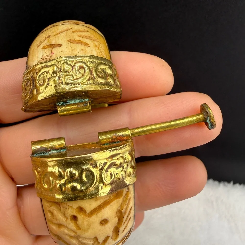 Vintage Hand Carved Bangle Cream Gold Tone Ornate Hinge Pin Closure 7